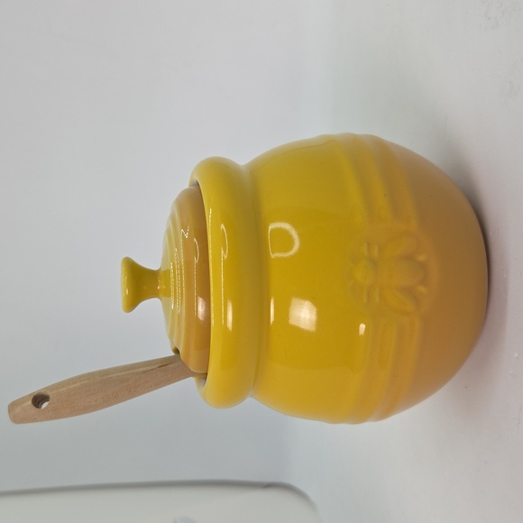 Le Creuset Yellow Ombre Ceramic Honey Pot with Wooden Dipper And Lid - Picture 16 of 16